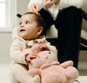 Λούτρινο Miffy Flolwers Βελουτέ Ροζ 30cm με Εσωτερικό Κουδουνάκι