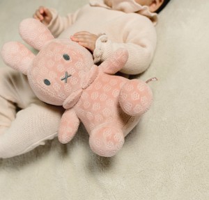 Λούτρινο Miffy Flolwers Βελουτέ Ροζ 30cm με Εσωτερικό Κουδουνάκι