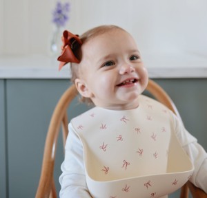 Σαλιάρα Σιλικόνης με Τσεπάκι Mushie Bows