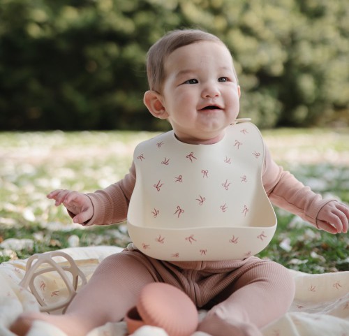 Σαλιάρα Σιλικόνης με Τσεπάκι Mushie Bows