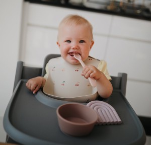 Σαλιάρα Σιλικόνης με Τσεπάκι Mushie Cherries