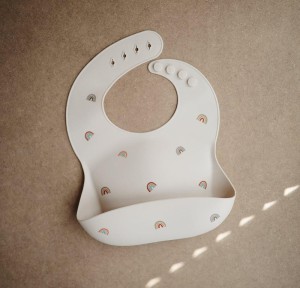 Σαλιάρα Σιλικόνης με Τσεπάκι Mushie Rainbow