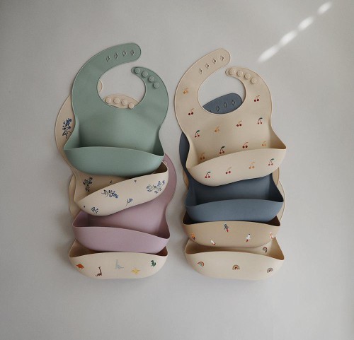 Σαλιάρα Σιλικόνης με Τσεπάκι Mushie Rainbow