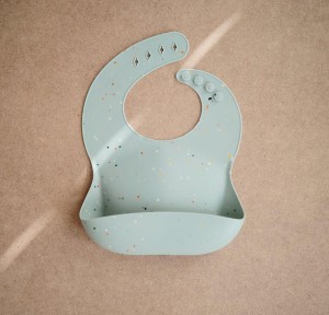 Σαλιάρα Σιλικόνης με Τσεπάκι Mushie Cambridge Blue Confetti