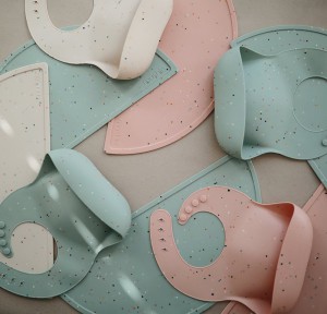 Σαλιάρα Σιλικόνης με Τσεπάκι Mushie Confetti Powder Pink