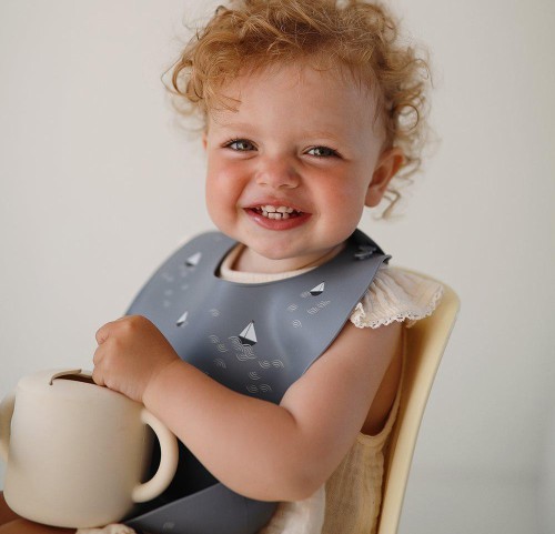 Σαλιάρα Σιλικόνης με Τσεπάκι Mushie Boats