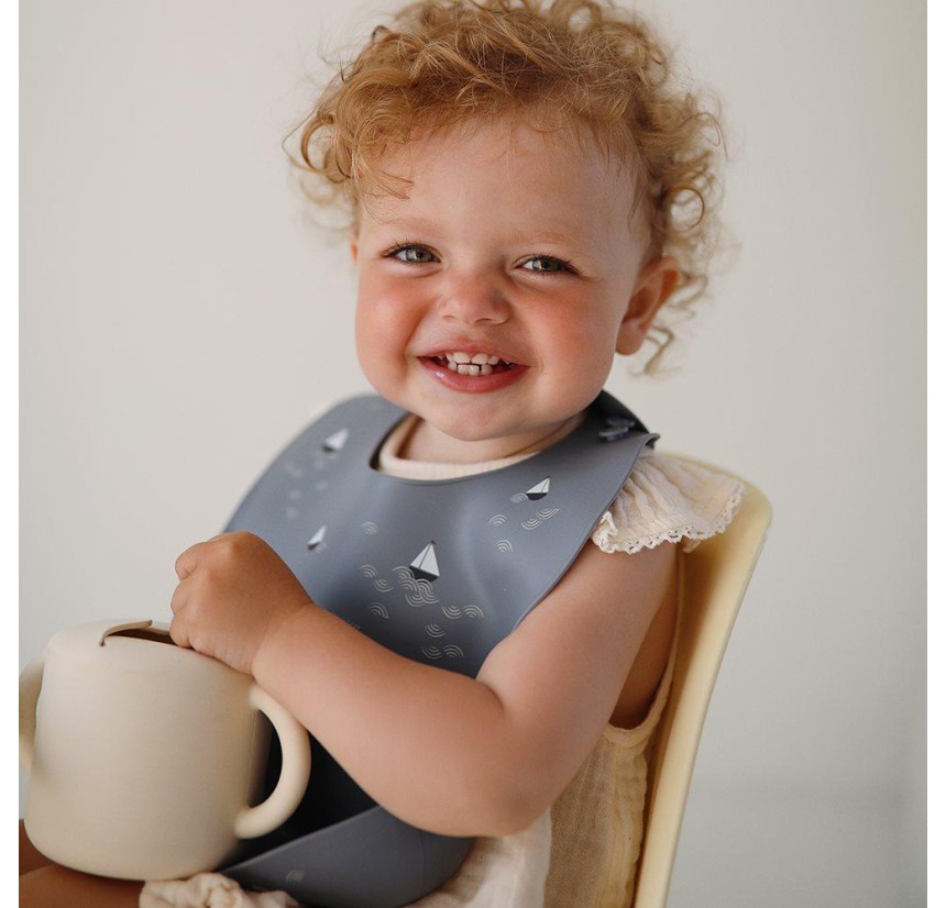 Σαλιάρα Σιλικόνης με Τσεπάκι Mushie Boats