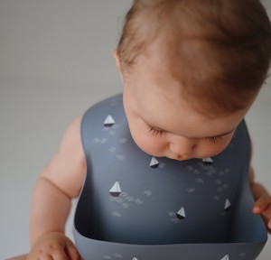 Σαλιάρα Σιλικόνης με Τσεπάκι Mushie Confetti Powder Pink