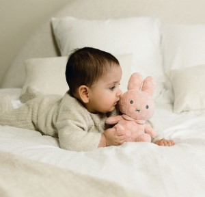 Λούτρινο Miffy Flowers Βελουτέ Ροζ 20cm με Εσωτερικό Κουδουνάκι